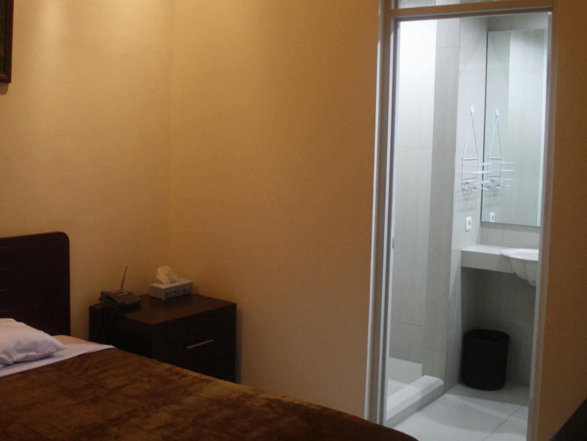 Soerabaja Place Guest House Surabaya Exterior photo